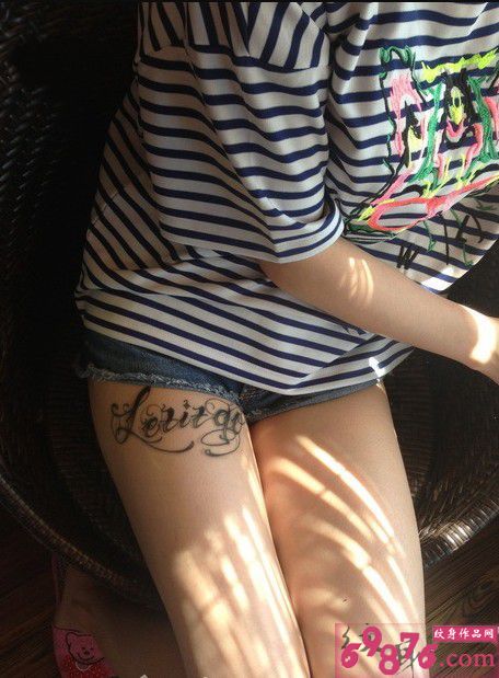 花体英文大腿纹身图片