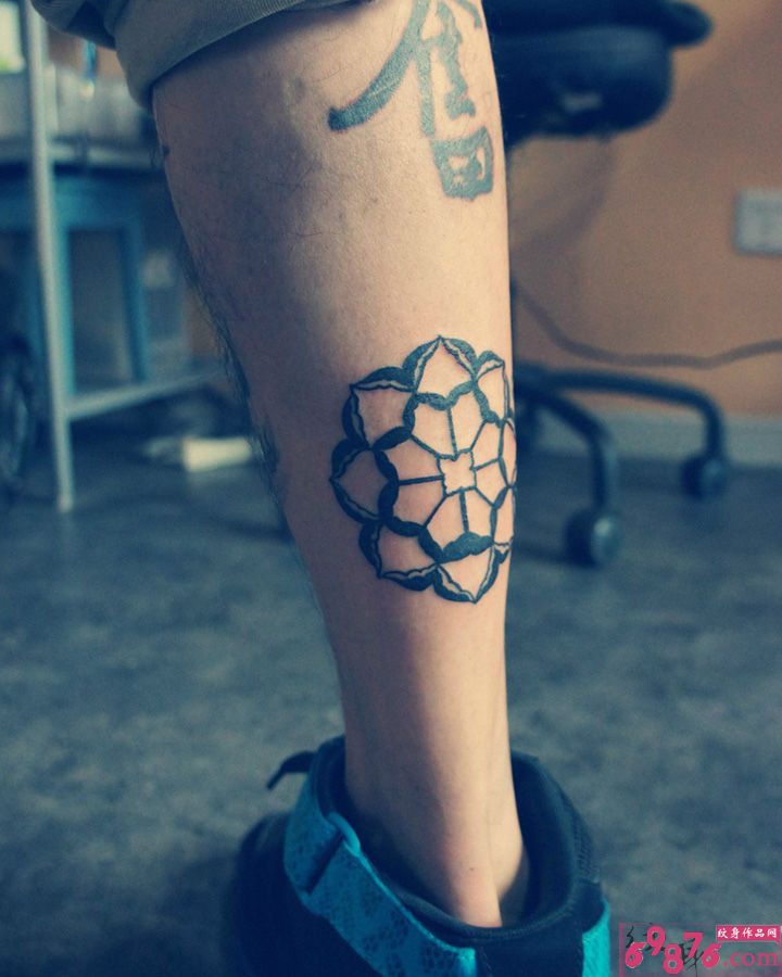小腿莲花图腾刺青图案图片