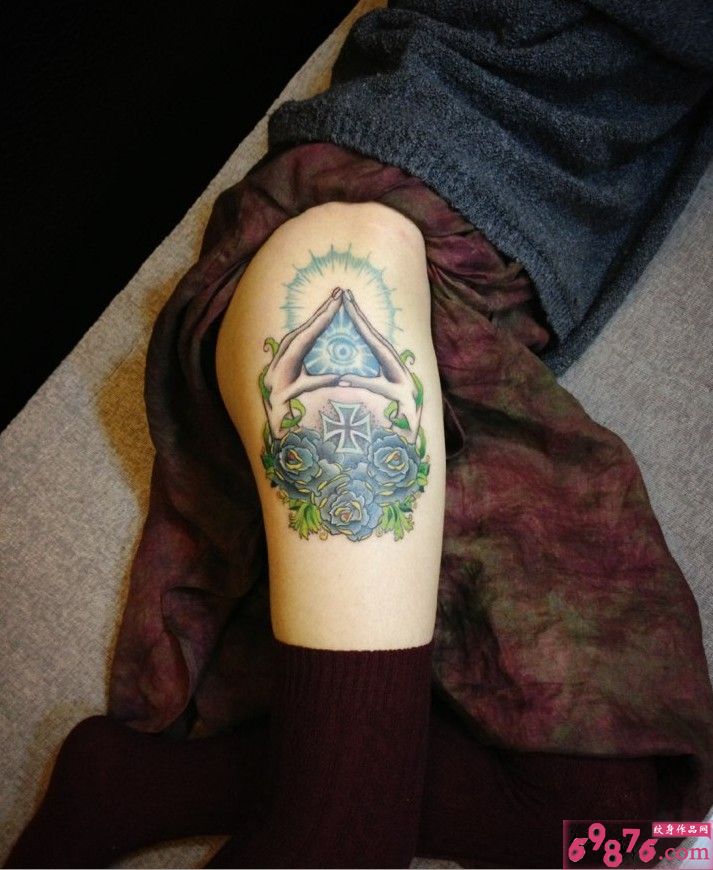 双手护曙光十字架性感腿纹身图片