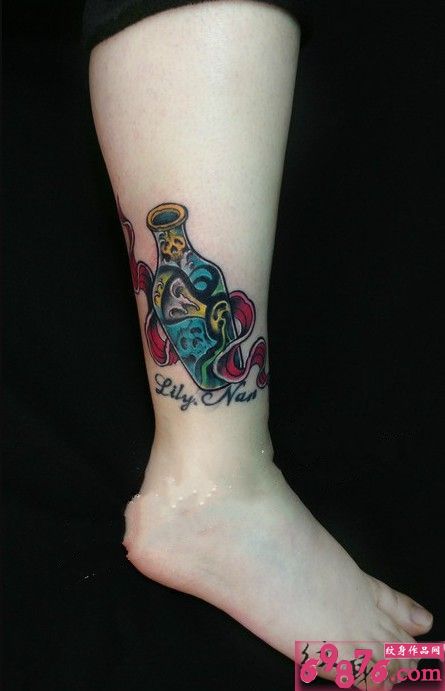 飘带小骷髅瓶小腿纹身图片