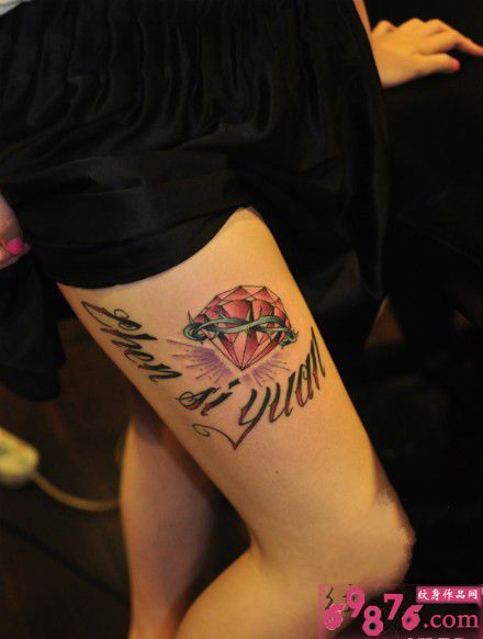 欧美花体英文钻石大腿纹身图片