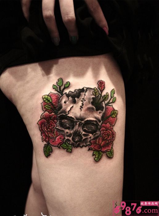 骷髅与玫瑰腿部纹身图片