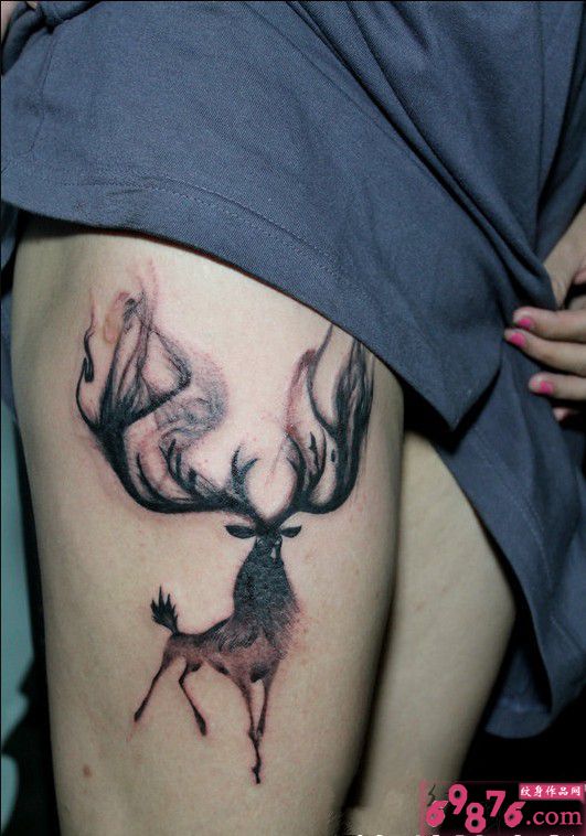 大腿水墨风麋鹿纹身图片