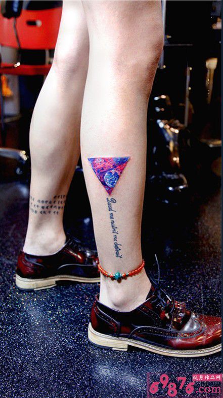 星空英文字母小腿纹身图片