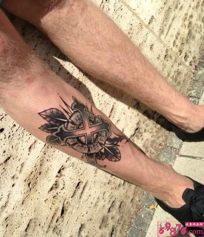 十字架与花腿部纹身图片