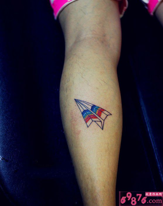 彩虹纸飞机小腿纹身图片