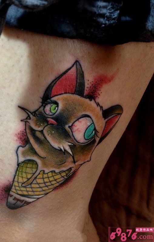 甜筒猫咪个性腿部纹身图片