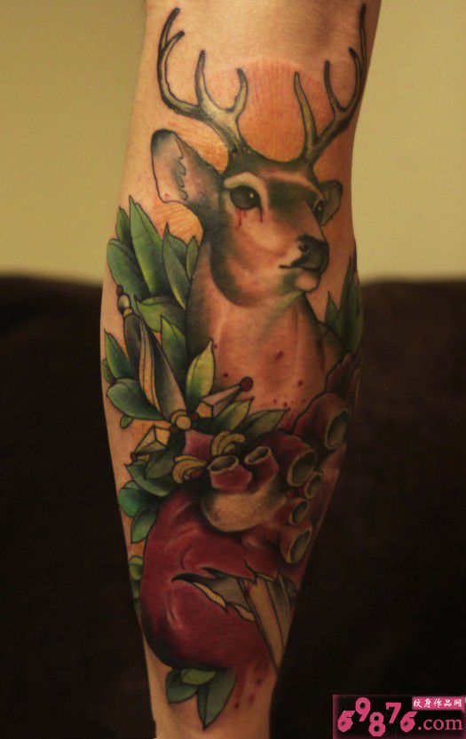彩色麋鹿创意小腿纹身图片