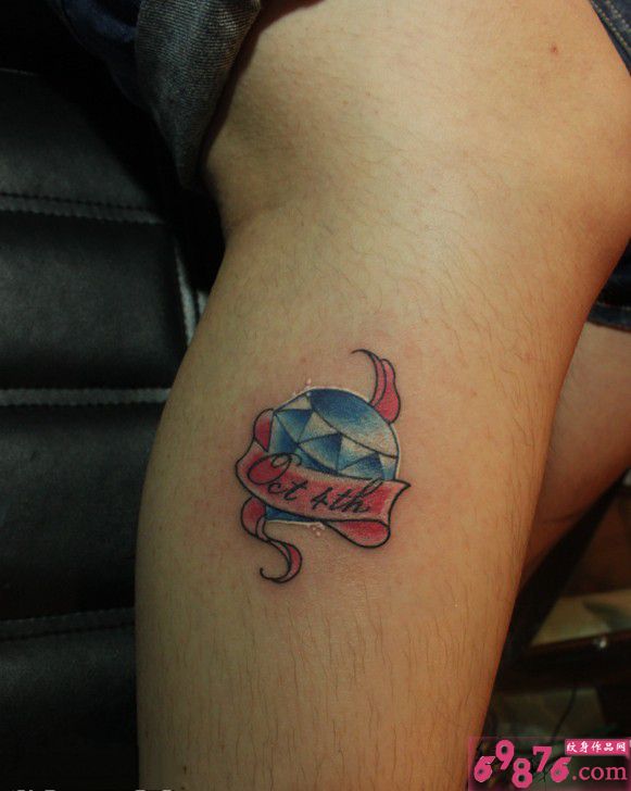 彩带钻石腿部纹身图片