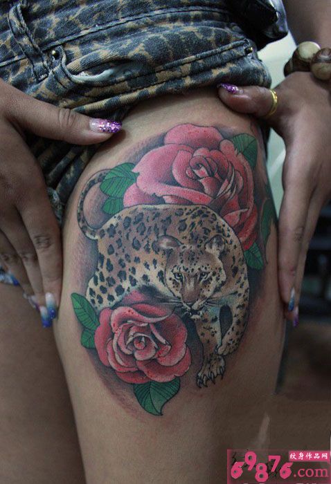 霸气豹子玫瑰大腿纹身图片