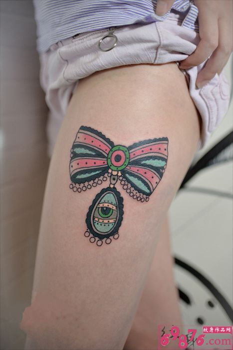 时尚蝴蝶结眼睛美腿纹身图片