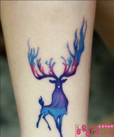 渐变色麋鹿个性小腿纹身图片