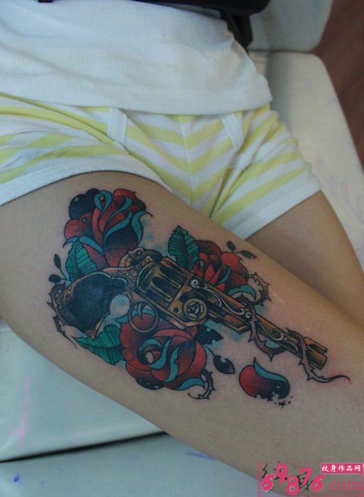 牛仔风玫瑰手枪大腿纹身图片