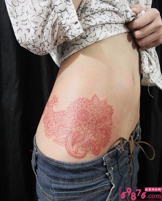 性感小蛮腰创意红色梵花纹身图片