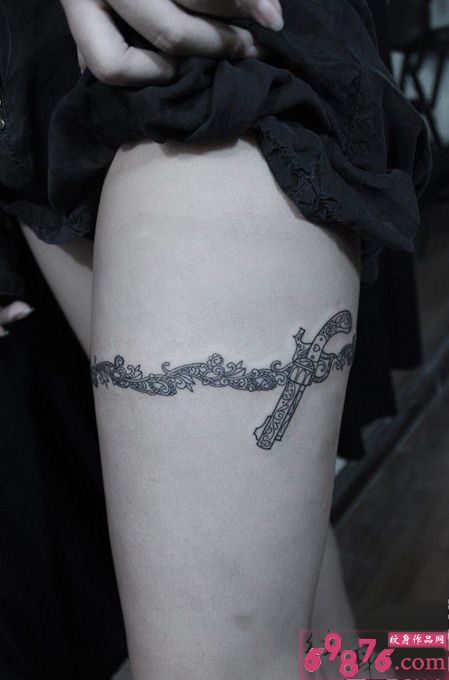 腿部花藤线条手枪纹身图片