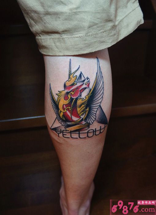 火焰色飞马小腿纹身图片