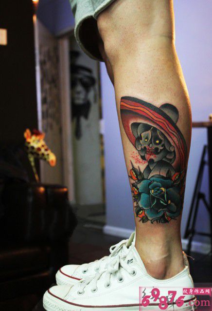 诡异的帽子姑娘创意小腿纹身图片