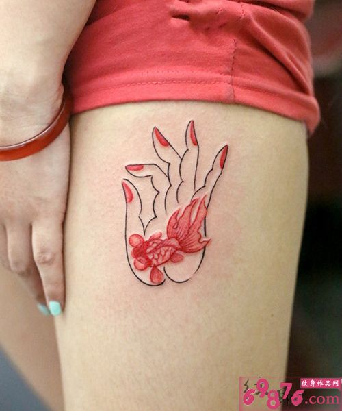 佛手心红色小鲤鱼大腿纹身图片