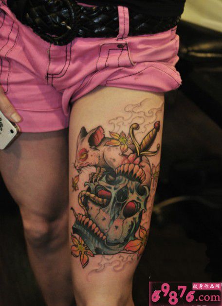 复古骷髅剑创意兔子大腿纹身图片