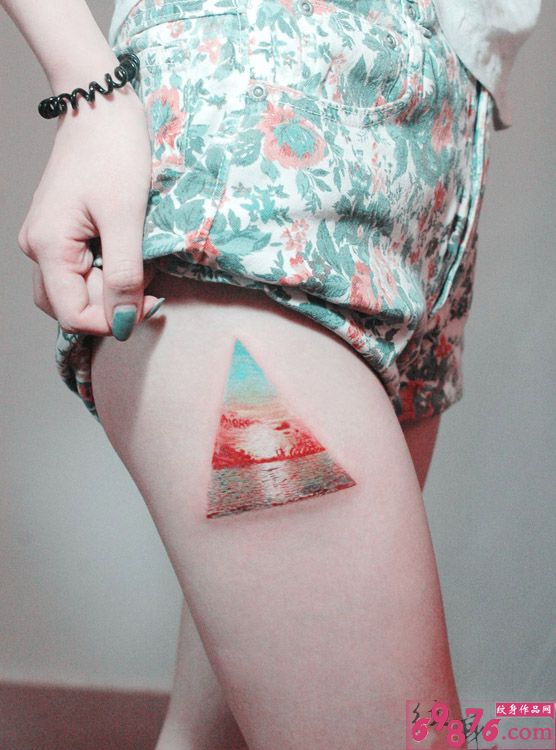 个性云彩三角形创意大腿纹身图片