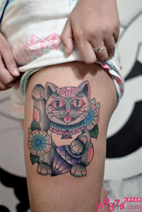 可爱招财猫大腿纹身图片