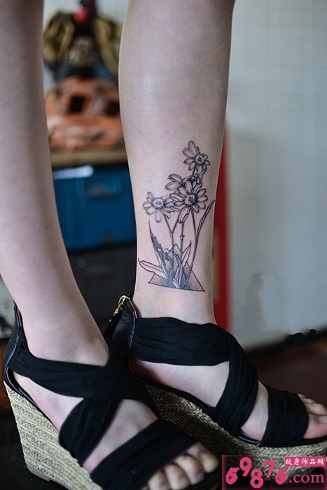 清新小雏菊小腿纹身图片
