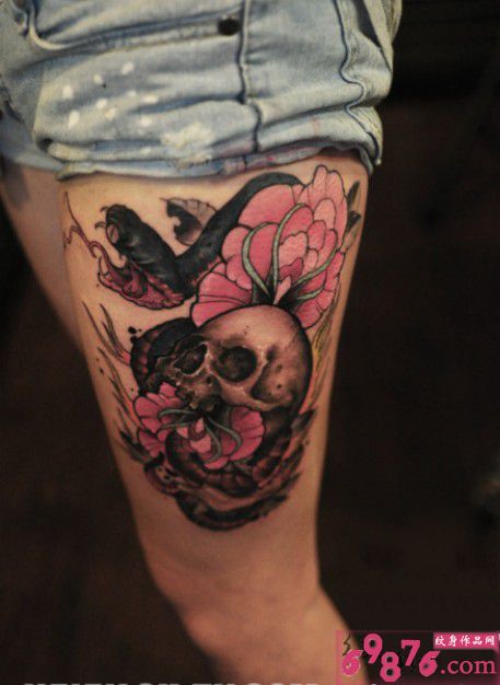 骷髅与蛇美腿纹身图片