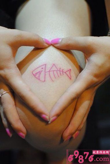 粉色鱼骨头创意大腿纹身图片