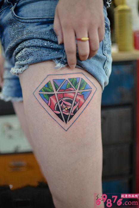 创意彩色钻石个性大腿纹身图片