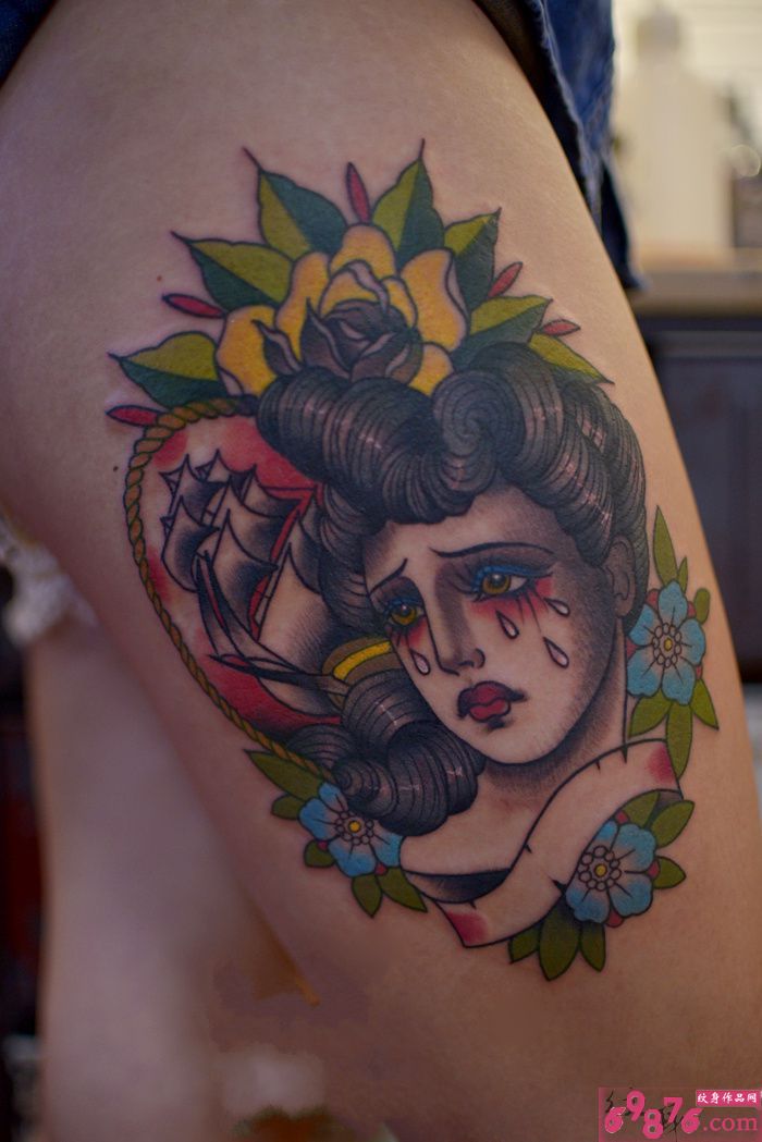 欧美风哭泣美女大腿纹身图片