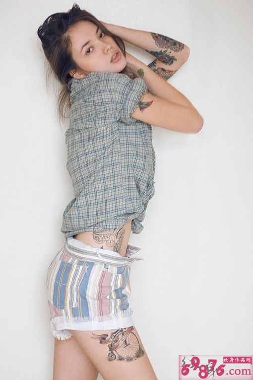 美女时尚美腿个性纹身图片