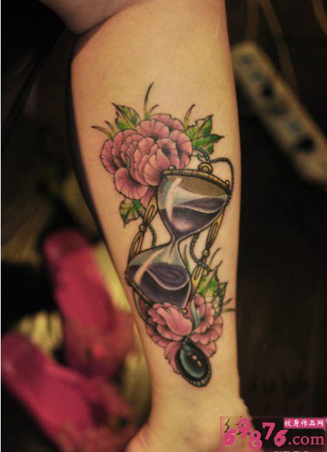 鲜花沙漏小腿时尚纹身图片