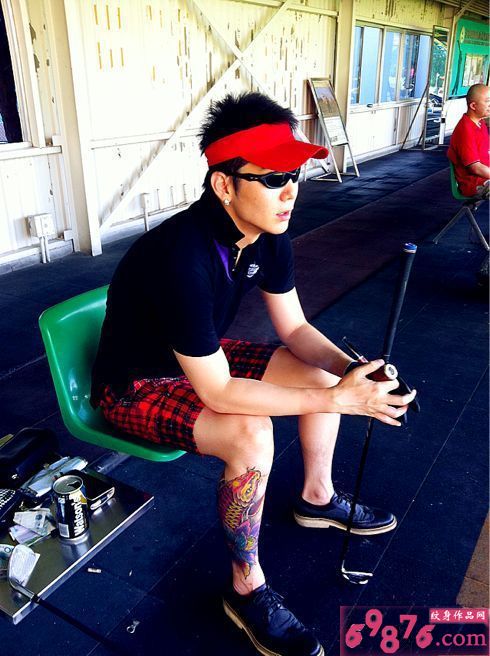 型男传统鲤鱼花小腿纹身图片