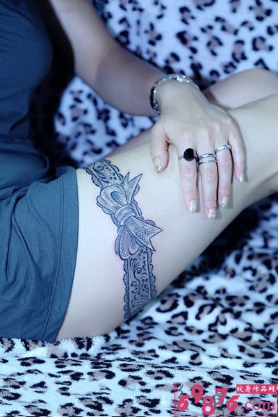 性感蕾丝带大腿纹身图片