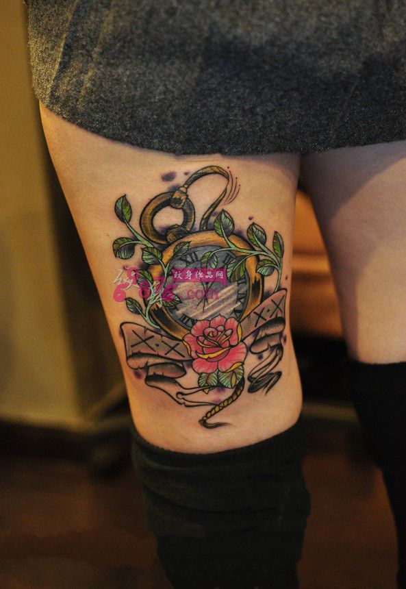 复古怀表时尚大腿纹身图片
