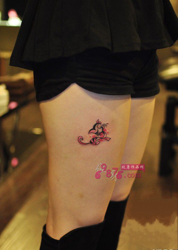 性感小猫咪大腿纹身图片