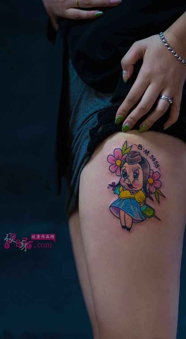 可爱猪小妞美腿纹身图片