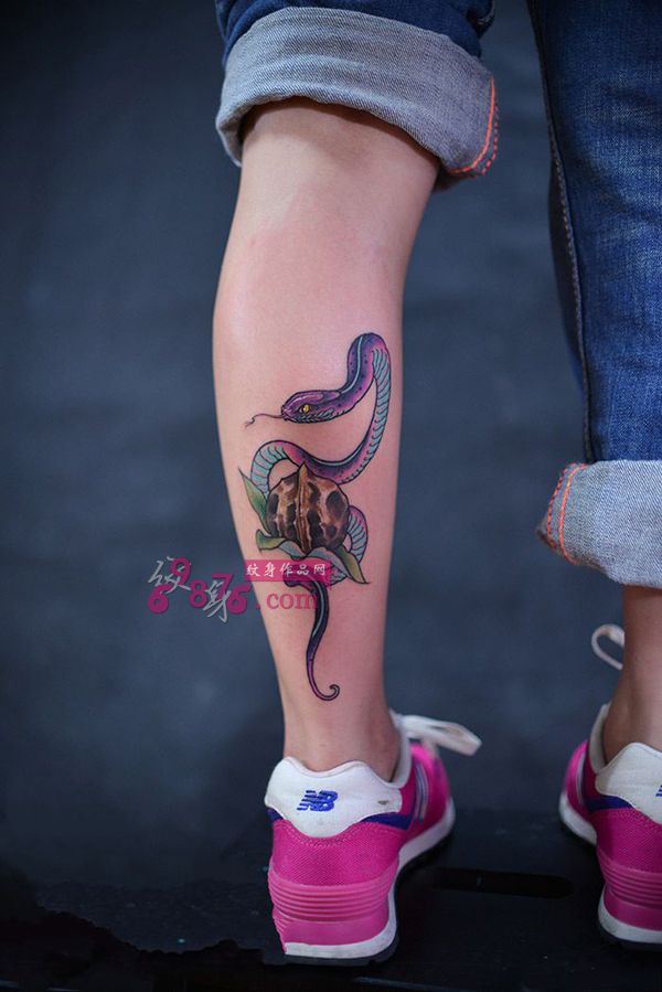 核桃小蛇个性小腿纹身图片