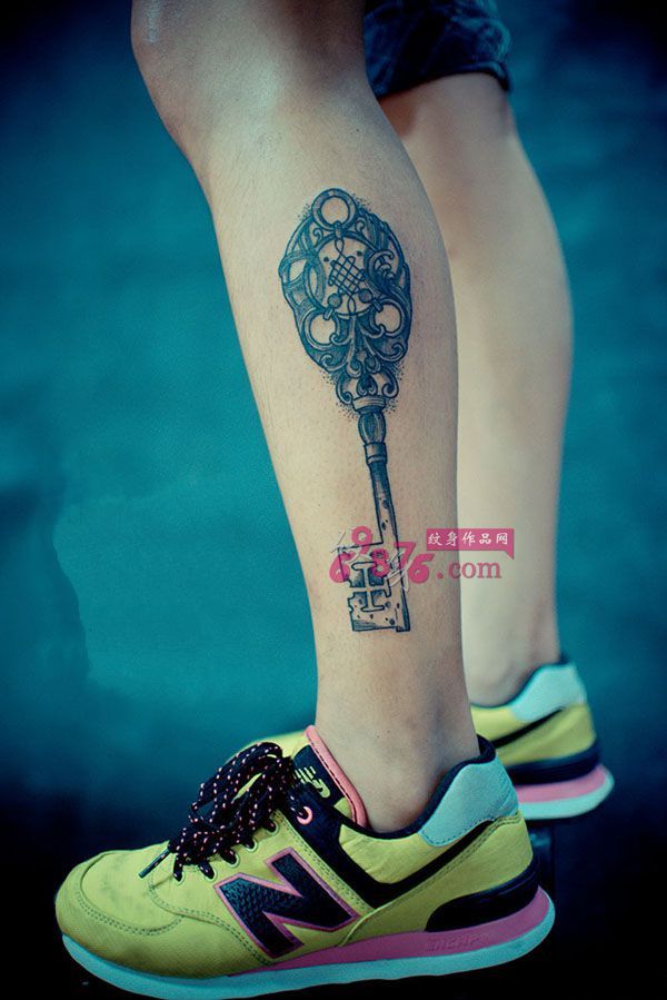 复古钥匙小腿纹身图片