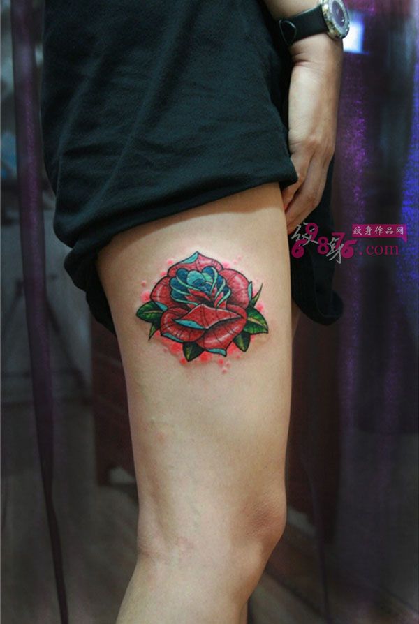大腿娇艳红花时尚纹身图片
