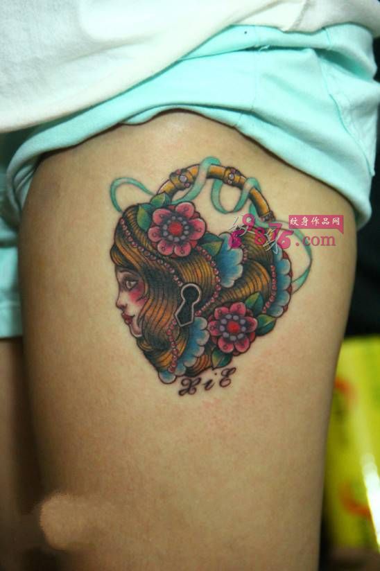 school风心形锁大腿纹身图片