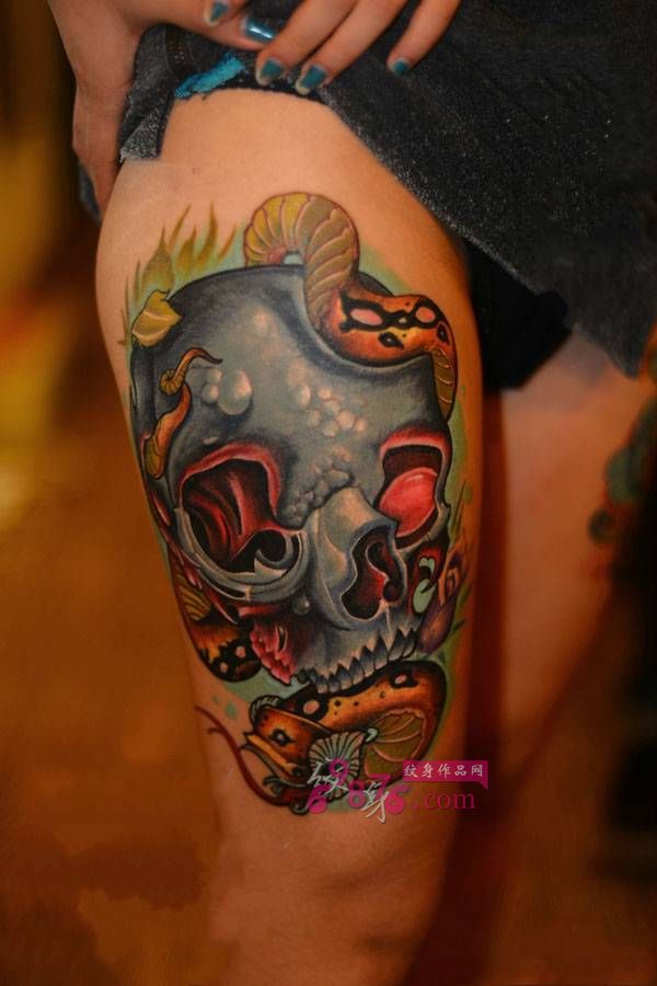 欧美风蛇与骷髅大腿纹身图片