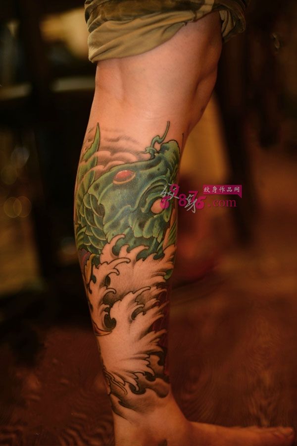 传统鲤鱼花小腿纹身图片