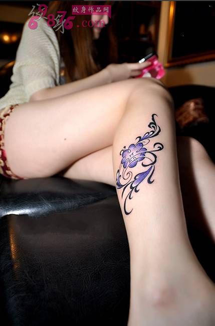 美腿紫色小鲜花纹身图片