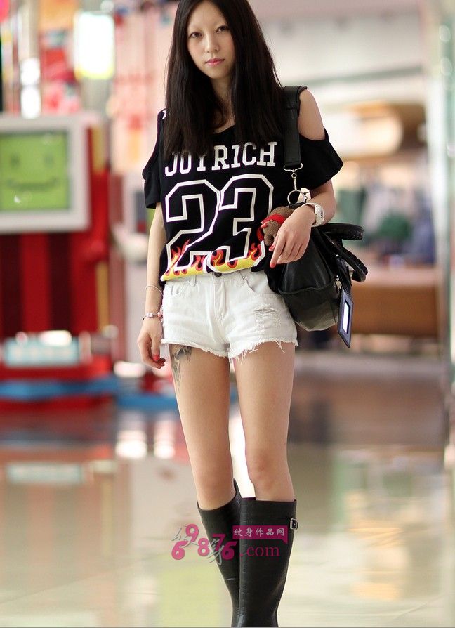 潮人美女时尚大腿纹身图片