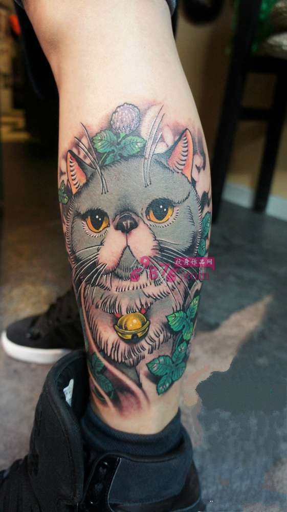 可爱猫咪花小腿纹身图片