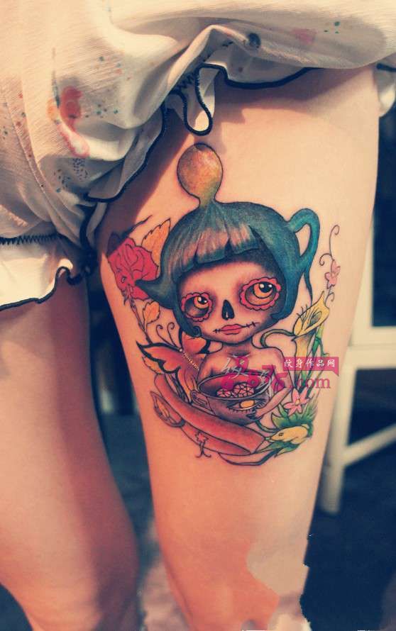 创意茶杯女孩大腿纹身图片