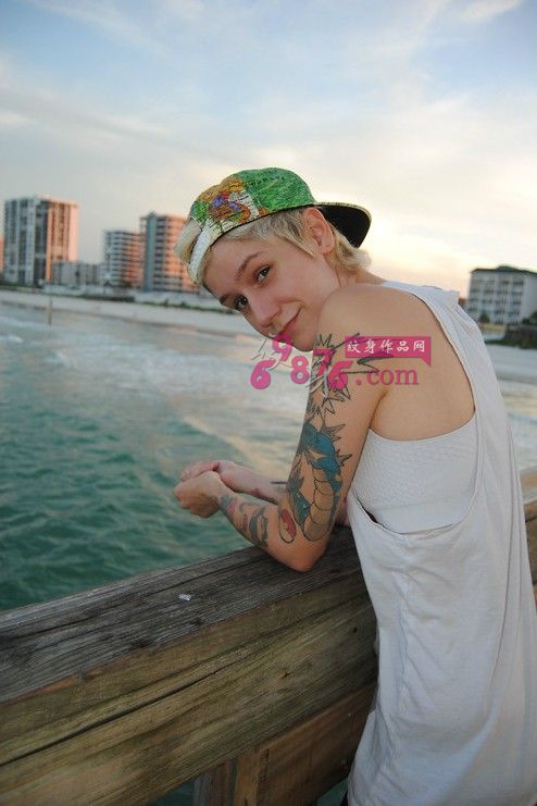 欧美小男生创意花手臂纹身图片