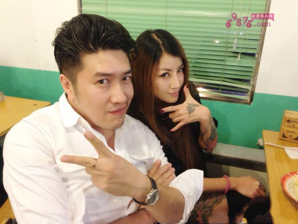 时尚美女个性纹身图片