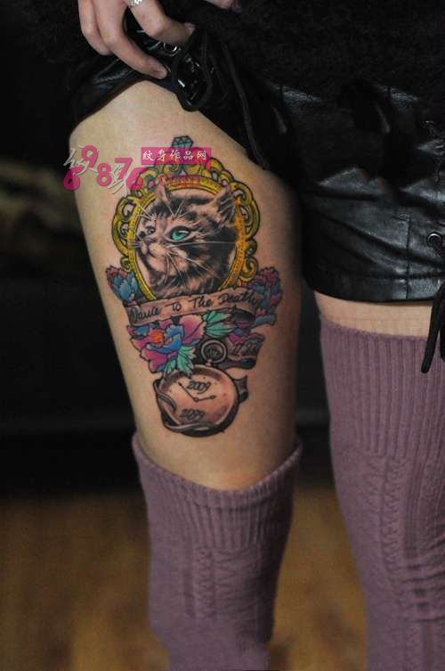 复古镜框猫咪大腿纹身图片